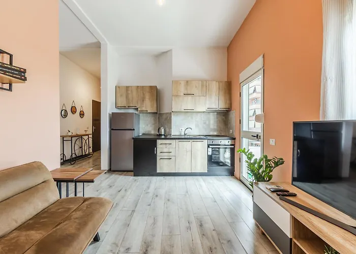 Sky Apartament. Bllok District ティラナ